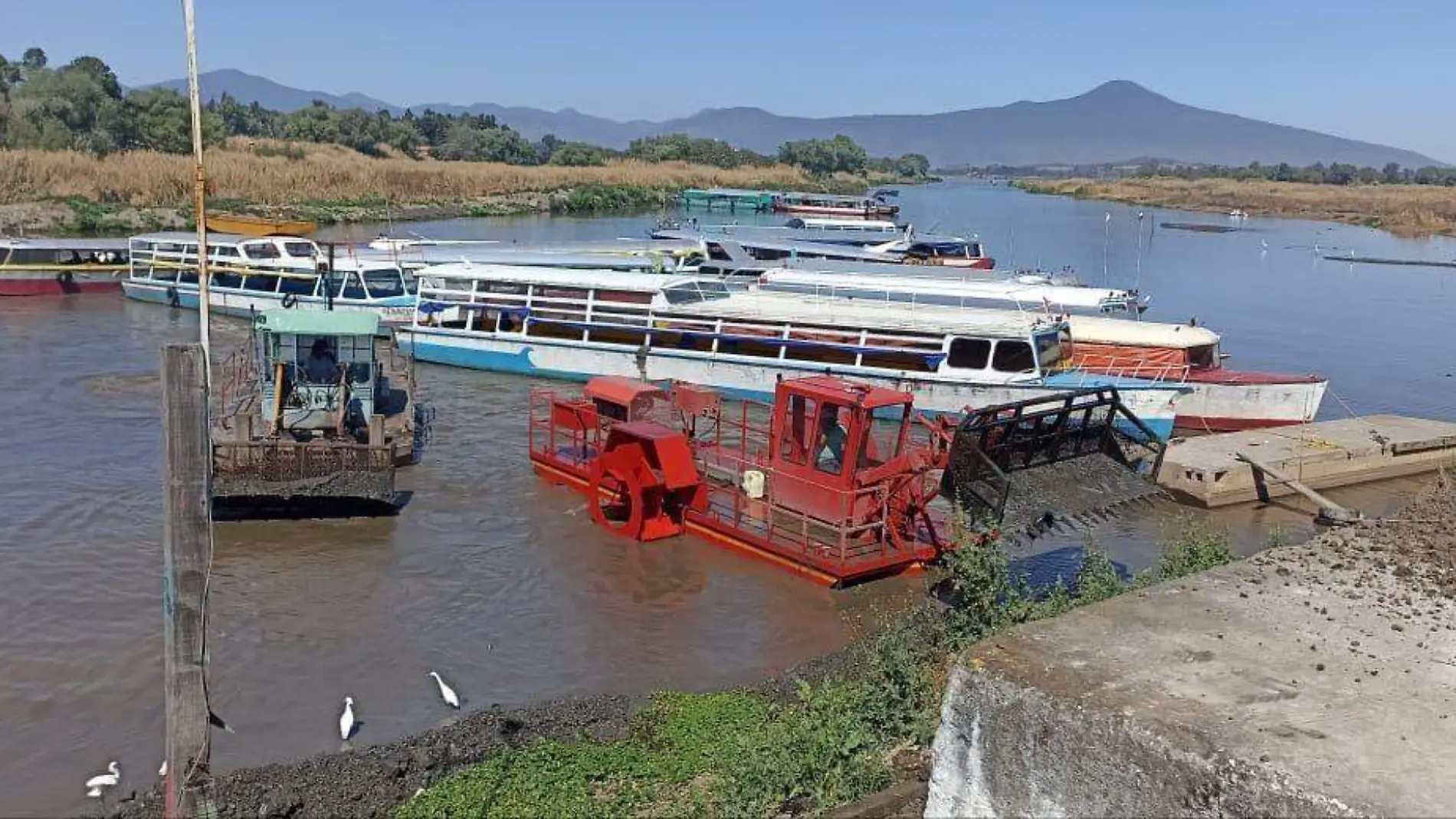 Equipo de limpieza en el Lago de Pátzcuaro